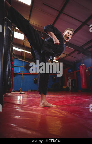 Lettore di karate karate esecuzione posizione Foto Stock