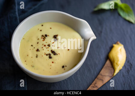In casa miele cremoso condimento di senape in una ciotola Foto Stock