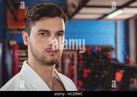 Lettore di Karate in piedi in studio fitness Foto Stock