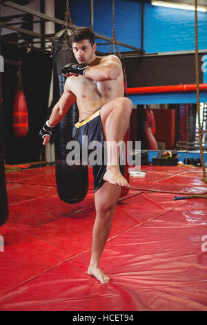 Boxer facendo esercizio di stretching Foto Stock