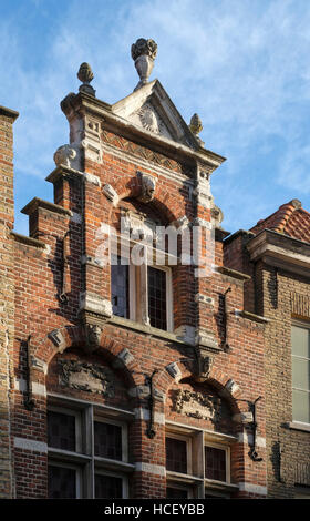 Steen Street, Bruges. Elaborare frontone a gradini facciata in mattoni con medicazioni di pietra. Datata 1658. Foto Stock