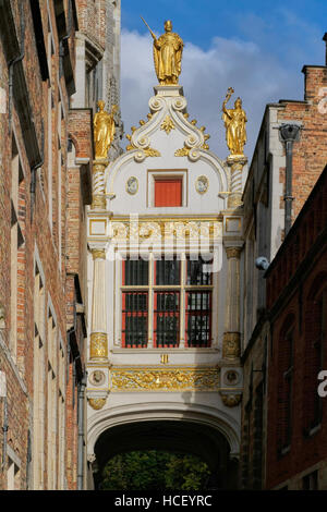 Bruges, Belgio. Oude Civiele Griffie (vecchio county registro, dove cittadini pagato le loro tasse) bridging Blinde Ezelstraat a Bruges. Rinascimento ornati Foto Stock