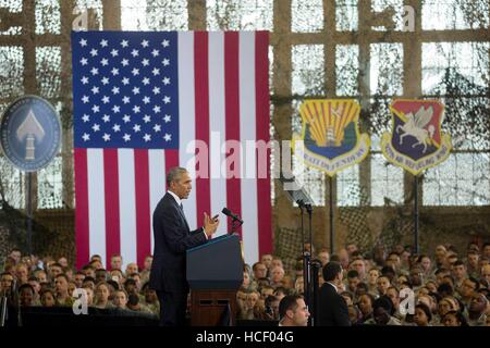 Il Presidente degli Stati Uniti Barack Obama dà un indirizzo sulla lotta contro il terrorismo gli sforzi compiuti dalla sua somministrazione durante una visita a MacDill Air Force Base di dicembre 6, 2016 a Tampa, in Florida. Foto Stock