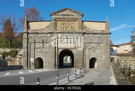 Bergamo, Italia. Porta alla Città Alta, visto da Viale Vittorio Emanuele. Obelischi sugli spigoli, e placca con il leone alato di San Marco Foto Stock