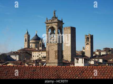 Torri di Bergamo, visto dal Parco delle Rimembranze (Parco dei ricordi) che circonda la Rocca. Foto Stock