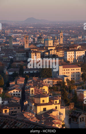 Bergamo, Italia. Vista tramonto da San Vigilio di Marebbe. Foto Stock