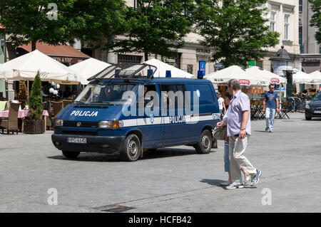 Un furgone di polizia pattuglia Cracovia Old Town Square, uno storico quartiere centrale di Cracovia in Polonia Foto Stock