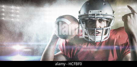 Immagine composita del ritratto di giocatore di football americano gesticolando tenendo palla Foto Stock