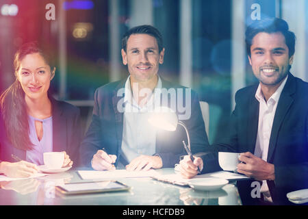 Gruppo di imprenditori sorridere mentre un caffè Foto Stock