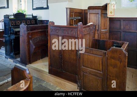 Insolito tre-tiered pulpito della chiesa anglicana in Alton Barnes WILTSHIRE REGNO UNITO Foto Stock