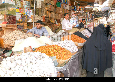 Sana, Yemen - 19 Gennaio 2008: gente che vende spezie sul mercato della vecchia Sana nello Yemen Foto Stock