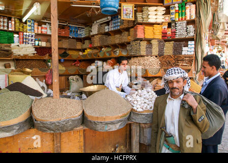 Sana, Yemen - 19 Gennaio 2008: gente che vende spezie sul mercato della vecchia Sana nello Yemen Foto Stock