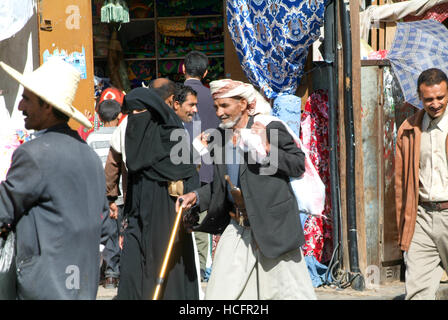 Sana, Yemen - 19 Gennaio 2008: le persone in conversazione sulla piazza principale della vecchia Sana nello Yemen Foto Stock