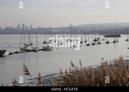 Yacht ormeggiati nel fiume Tamigi a North Greenwich. Guardando verso il basso fiume in direzione Woolwich e Thames Flood Barrier Foto Stock