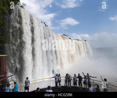 Iguazu: turisti nella parte anteriore delle spettacolari Cascate di Iguassù, una delle più importanti attrazioni turistiche di America Latina Foto Stock