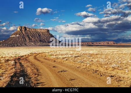 Factory Butte, piatta isolata superiormente la montagna di arenaria nel deserto dello Utah, Stati Uniti d'America Foto Stock