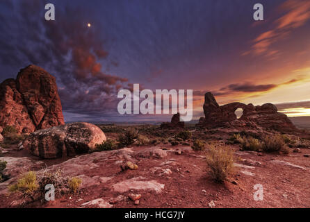Arco della torretta al tramonto, il Parco Nazionale di Arches, Utah, Stati Uniti d'America Foto Stock