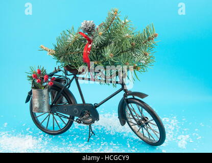 Biciclette giocattolo con decorazioni di Natale su sfondo blu Foto Stock
