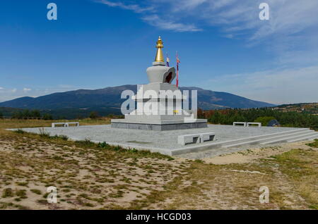 Vista della stupa buddisti Sofia nel centro di ritiri Plana - Diamondway Buddismo Bulgaria vicino dal Vitosha, Rila, Pirin, balcanica Foto Stock