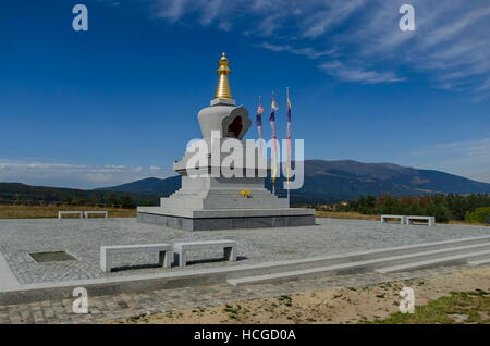 Vista della stupa buddisti Sofia nel centro di ritiri Plana - Diamondway Buddismo Bulgaria vicino dal Vitosha, Rila, Pirin, balcanica Foto Stock