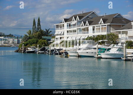 Barche ormeggiate in un porto turistico con appartamenti, città di Noumea, Orphelinat bay, Grande Terre isola, Nuova Caledonia, Sud Pacifico Foto Stock