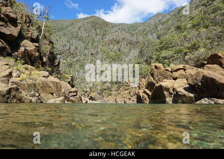 Il fiume Dumbea in Nuova Caledonia, visto dalla superficie di acqua, Grande Terre isola Foto Stock