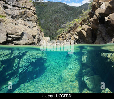 Rocce su sottomarina e la vista suddivisa nel fiume Dumbea, Nuova Caledonia Foto Stock