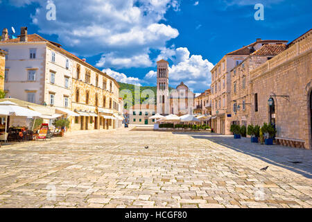 Pjaca piazza chiesa nella città di Hvar, Dalmazia, Croazia Foto Stock