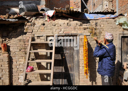 Kathmandu, Nepal. 08 Dic, 2016. Devoti nepalese disponendo dopo aver ghirlande di fiori per decorazione di carro durante la celebrazione di Bishnudevi Jatra/festival celebrato Panga, Kirtipur, Kathmandu, Nepal sul Giovedi, Dicembre 08, 2016. È la parte del famoso "Saat Gaule Jatra" celebra ogni anno segnando l'arrivo dell'inverno. Jatras e manifestazioni sono parte della vita di comunità Newar. Credito: Narayan Maharjan/Pacific Press/Alamy Live News Foto Stock