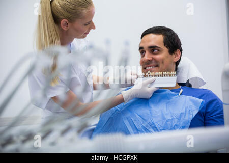 Dentista esame paziente femmina con sfumature dei denti Foto Stock