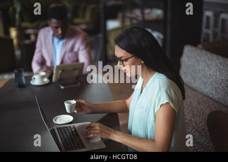 Imprenditrice utilizzando laptop Foto Stock