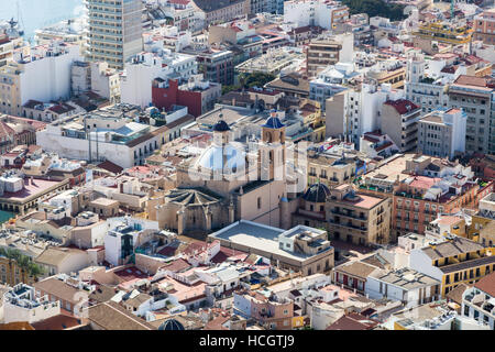 Castello di Santa Barbara, Castell de la Santa Bàrbara, Alicante, Spagna, cityscape con la chiesa Foto Stock