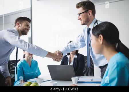 I medici si stringono la mano gli uni con gli altri Foto Stock
