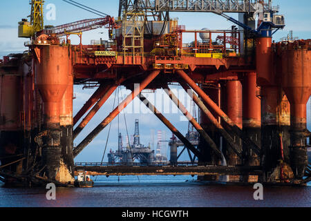 Piattaforma di perforazione, Borgsten Dolphin, in Invergordon, Scozia Foto Stock