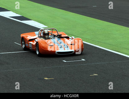 Jon Waggitt guida un 1968 arancione, 1600 cc, Lenham Spider per celebrare i 50 anni della storica Sports Car Club, a Silverstone Foto Stock