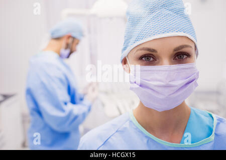 Ritratto di donna dentista indossando maschera chirurgica Foto Stock