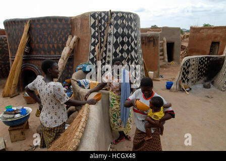 Il Burkina Faso, Po, villaggio Tiebele della tribù Kassena , capanne di argilla con geometrica dipinta in bianco & nero / modelli Dorf Tiebele der Kassena Ethie, bemalte Lehmhaeuser mit Mustern geometrischen in schwarz und weiss, die Wandbemalungen werden von den Kassena-Frauen gemacht. Sie benutzen dazu schwarze Farbe, die aus Graphitpulver und Wasser gemischt wird, sowie weisse Farbe, die Mit Hilfe von Specksteinen gewonnen wird. Die Farbe wird auf einen roten Untergrund aus Lehm, Wasser und Néré-Schoten aufgetragen. Als Motive dienen Muster und simboli, die entweder Alltagsleben dem oder der religioesen Symbo Foto Stock