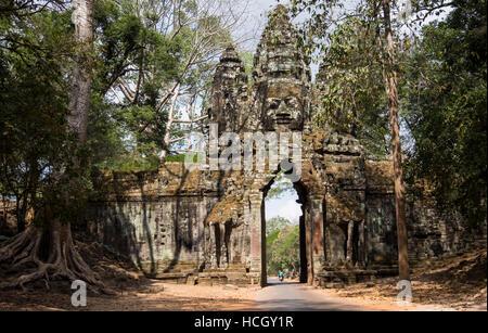 Una vista generale della porta nord del entrata a Angkor Thom complesso in Siem Reap, Cambogia Foto Stock