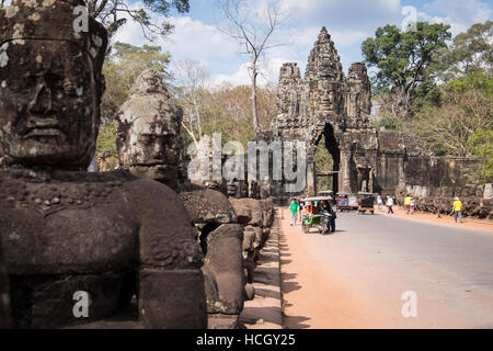 La porta sud ingresso al tempio di Angkor Thom, Siem Reap, Cambogia Foto Stock