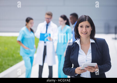 Medico donna holding tavoletta digitale Foto Stock