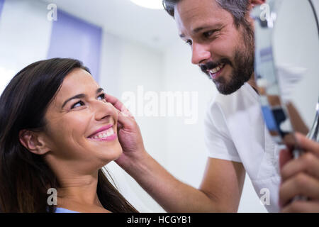 Controllo medico pazienti pelle dopo il trattamento cosmetico Foto Stock