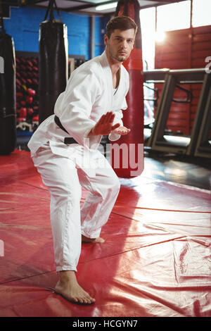 Lettore di karate karate esecuzione posizione Foto Stock