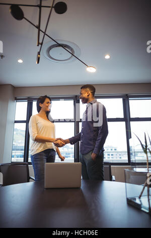 Imprenditore e un collega stringono le mani Foto Stock