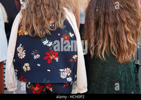 Donna con motivo floreale camicia prima di Cristiano Burani Fashion show, la Settimana della Moda Milanese street style il 22 settembre 2016. Foto Stock