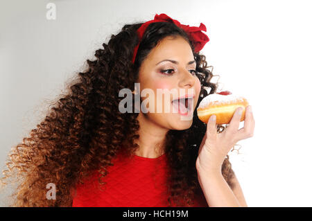 Donna con Chanukkà bomboloni Foto Stock