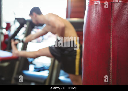 Boxer facendo esercizio di stretching Foto Stock