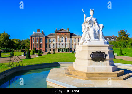 La regina Victoria statua e Kensington Palace a Londra Foto Stock