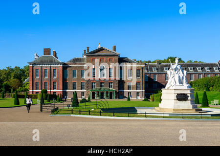 La regina Victoria statua e Kensington Palace a Londra Foto Stock