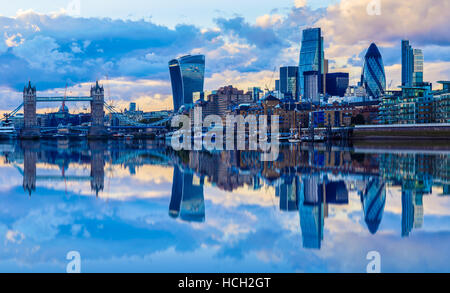 Paesaggio urbano di Londra e la sua riflessione dal Tamigi al tramonto Foto Stock