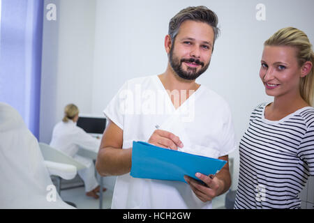 Medico per discutere dei rapporti con paziente presso la clinica Foto Stock